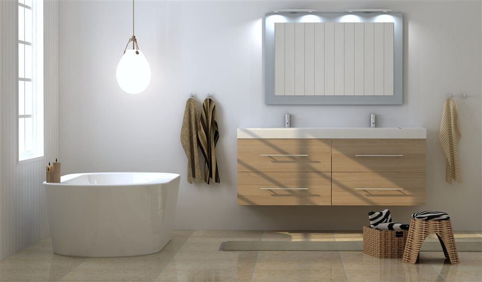 Helles Bad mit freistehender Badewanne und Waschtisch aus Holz